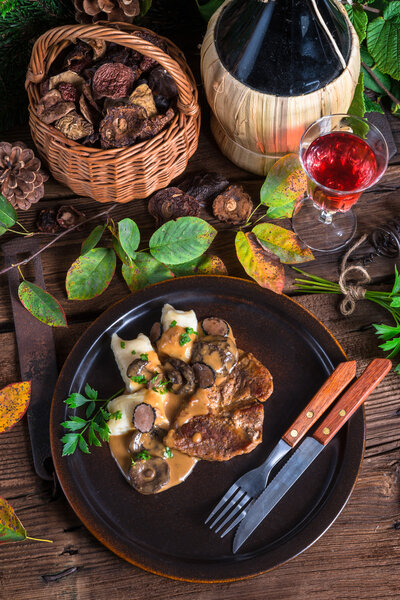 Стейк с картофельными пельменями
