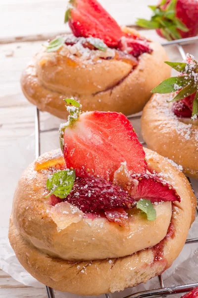 Gebakken slakken met aardbei — Stockfoto