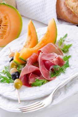 jambon kavun ve zeytin ile