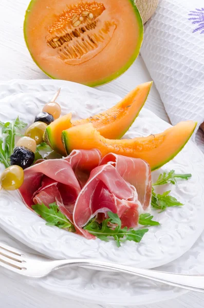 Ham with melon and olives — Stock Photo, Image