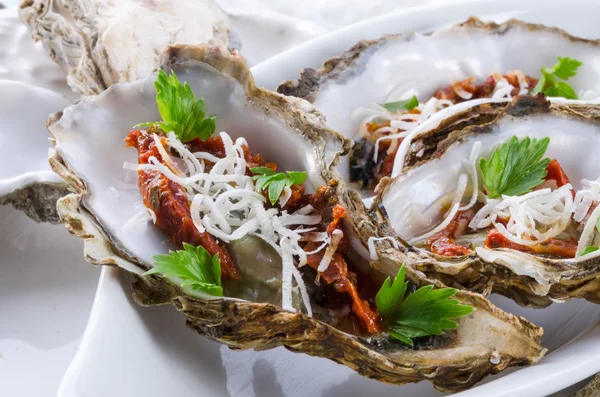 Oysters with parmesan — Stock Photo, Image