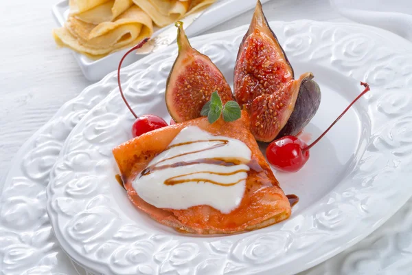 Flambe pancakes with figs and cherries — Stock Photo, Image