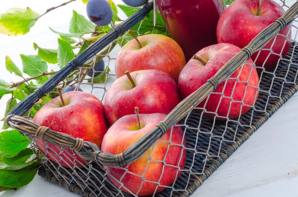 Jablečná šťáva švestky — Stock fotografie