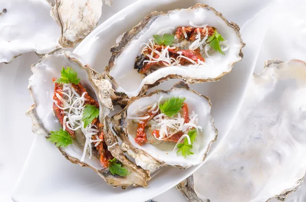 Austern mit Parmesan und gebackenen Tomaten — Stockfoto