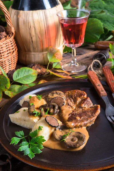 Steak mit Kartoffelknödeln — Stockfoto