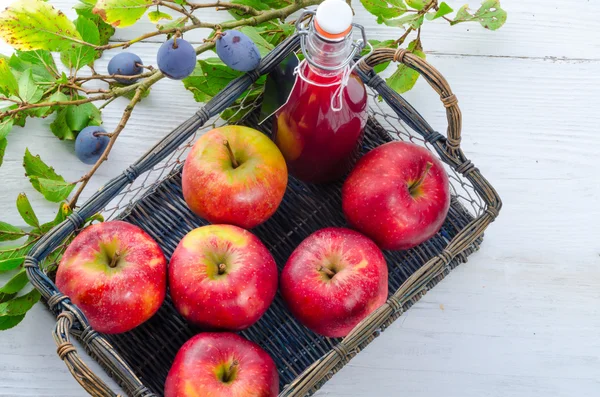 Plommon äppeljuice — Stockfoto