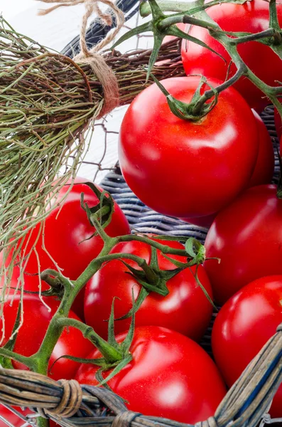 Tomaten in de mand — Stockfoto