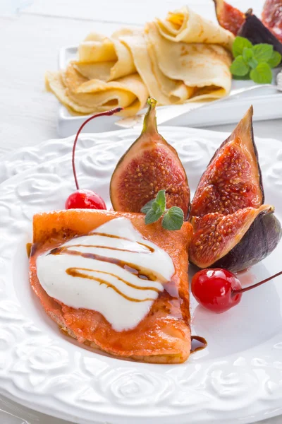 Flambed pancakes with figs — Stock Photo, Image