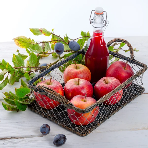 Plommon äppeljuice — Stockfoto