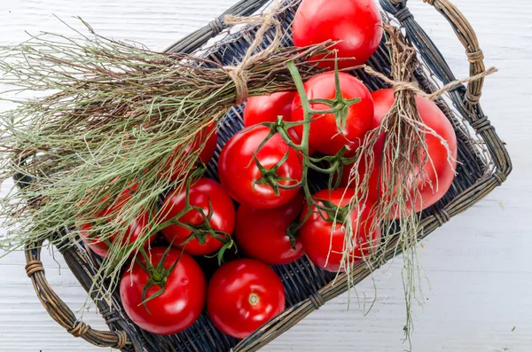 Tomaten in de mand — Stockfoto