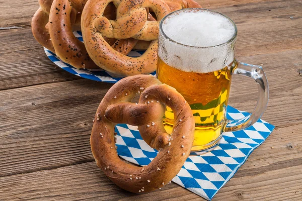 Pretzel e birra — Foto Stock