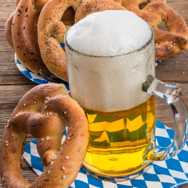 Brezeln und Bier — Stockfoto