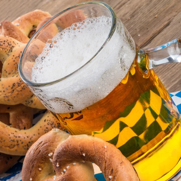 Pretzels og øl - Stock-foto