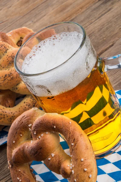 Brezeln und Bier — Stockfoto