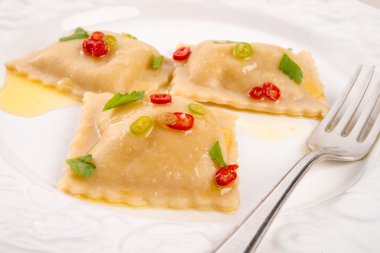 Baharatlı butternut kabak dolgu ile mantı