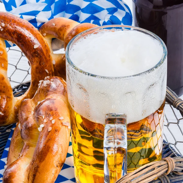 Домашние крендельки и баварское пиво — стоковое фото