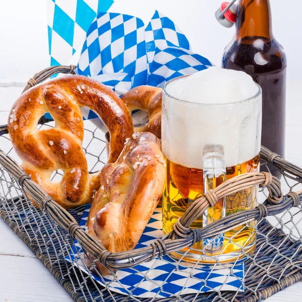 Brezeln und Bier — Stockfoto