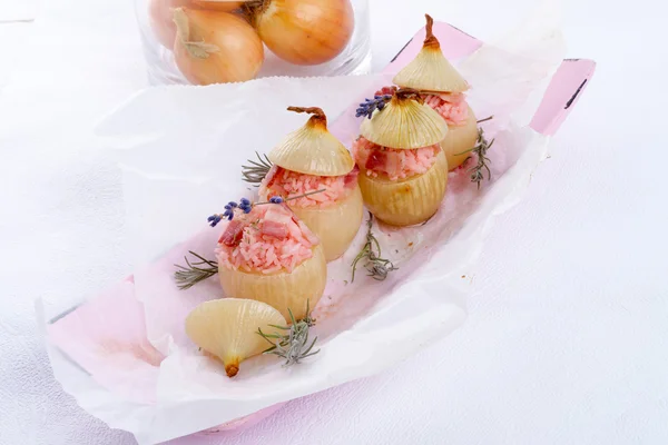Cebollas con arroz rosa — Foto de Stock