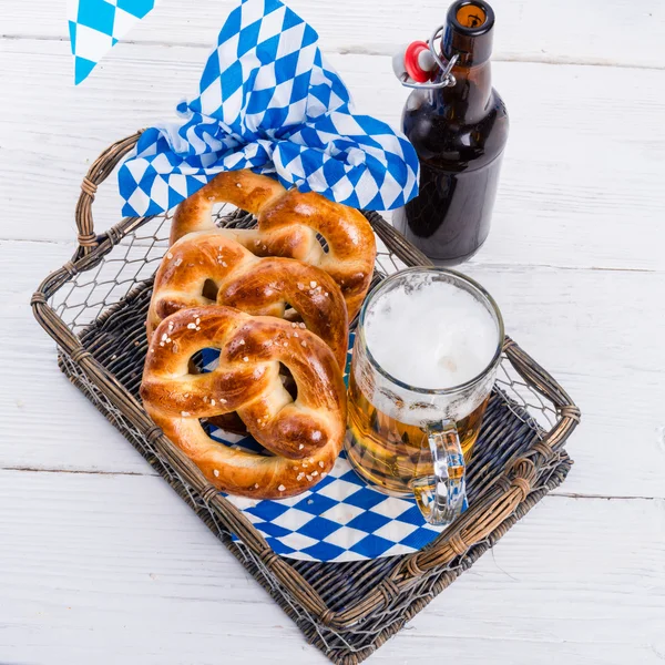 Pretzels og bayersk øl - Stock-foto