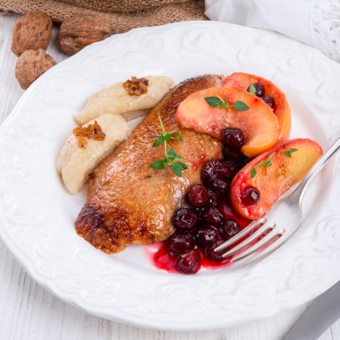 Ördek göğsü ile kızılcık