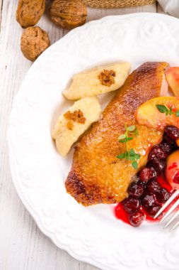 Ördek göğsü ile kızılcık