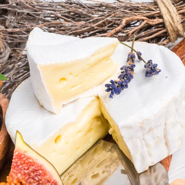 Brie cheese and figs on wooden board — Stock Photo, Image