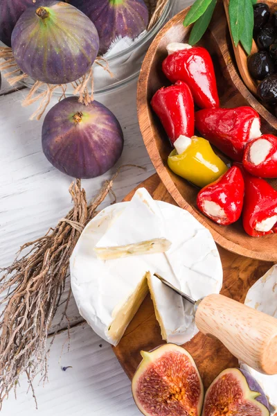 Queso Brie e higos sobre tabla de madera — Foto de Stock