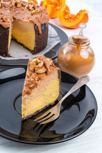 Pumpkin cheesecake with nuts — Stock Photo, Image