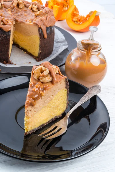 Bolo de queijo de abóbora com nozes — Fotografia de Stock