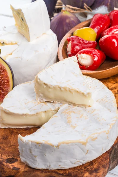 Queso Brie e higos sobre tabla de madera — Foto de Stock
