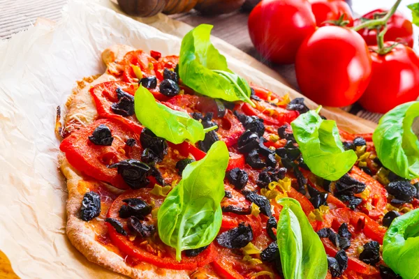 Pizza caseira de azeitona e tomate — Fotografia de Stock