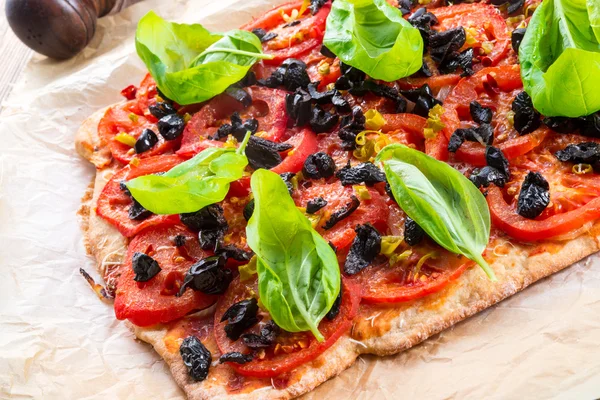 Hausgemachte Oliven- und Tomatenpizza — Stockfoto