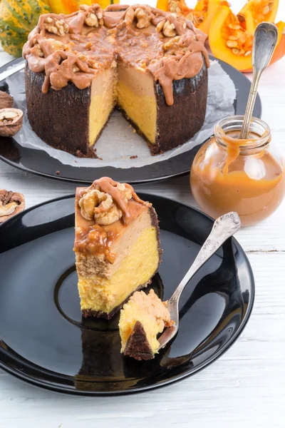 Gâteau au fromage à la citrouille aux noix — Photo