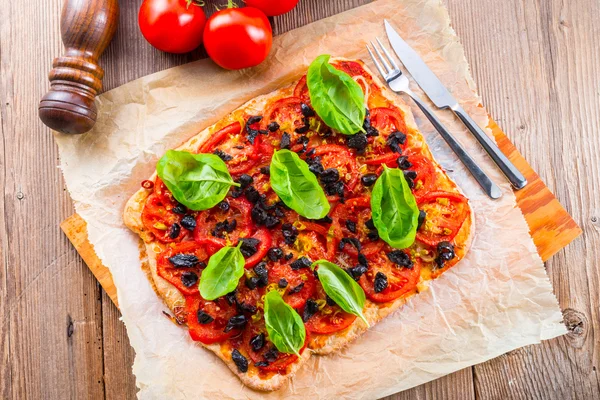 Ev yapımı zeytin ve domates pizza — Stok fotoğraf