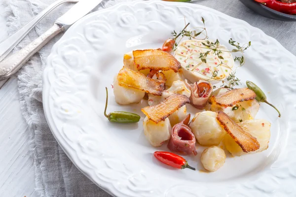 Alcachofra de Jerusalém, gratinado com presunto e pimenta — Fotografia de Stock