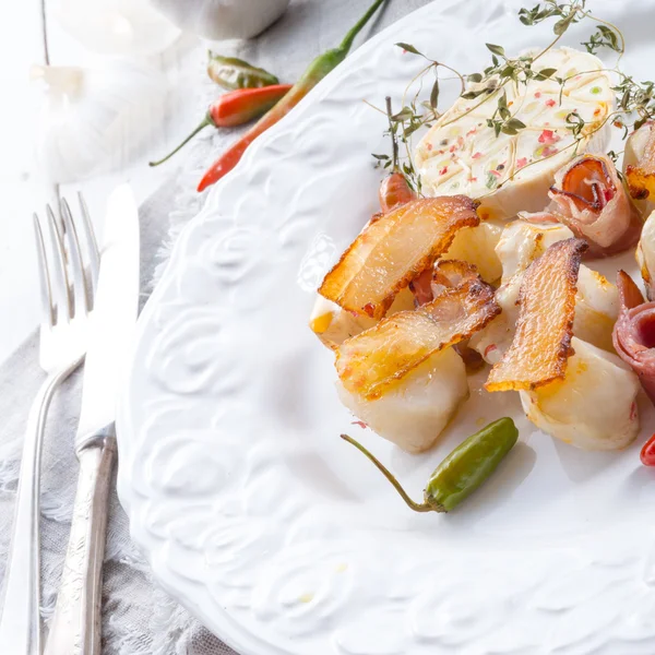 Alcachofra de Jerusalém, gratinado com presunto e pimenta — Fotografia de Stock