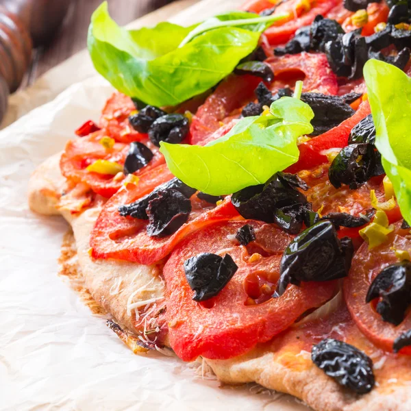 Hausgemachte Oliven- und Tomatenpizza — Stockfoto