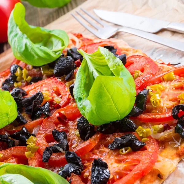 Hausgemachte Oliven- und Tomatenpizza — Stockfoto