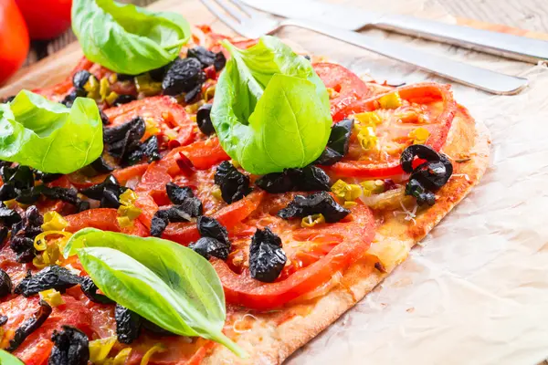 Pizza caseira de azeitona e tomate — Fotografia de Stock