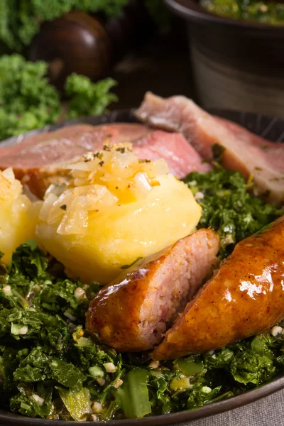 Jantar com carne de batata e couve ou borecole — Fotografia de Stock