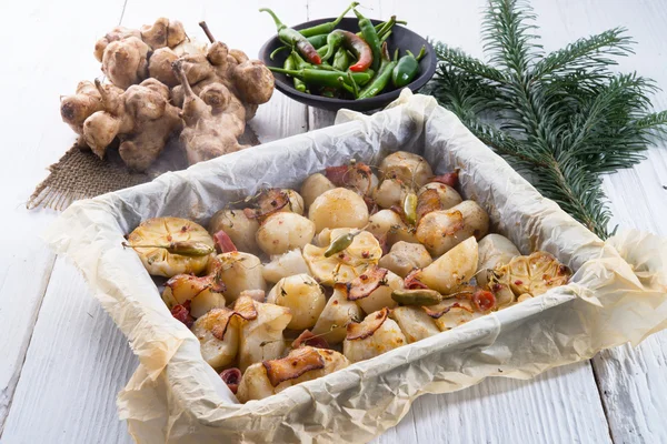 Alcachofra de Jerusalém, gratinado com presunto e pimenta — Fotografia de Stock