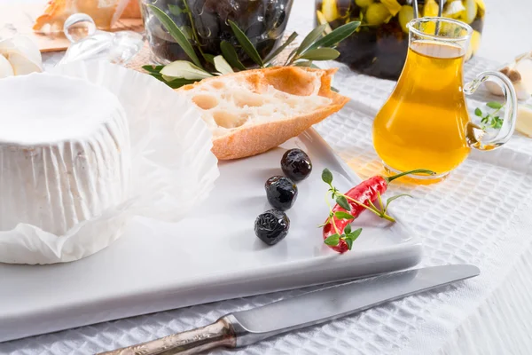 Мягкий сыр с пряными оливками — стоковое фото