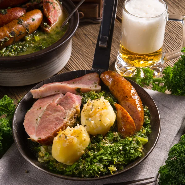Middag med potatis kött och grönkål eller borecole — Stockfoto