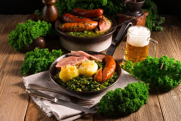 Abendessen mit Kartoffelfleisch und Grünkohl oder Borecole — Stockfoto