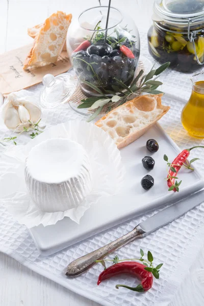 Yumuşak peynir baharatlı zeytin ile — Stok fotoğraf