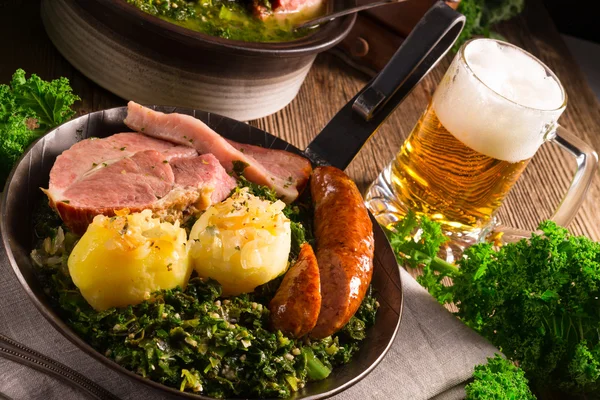 Abendessen mit Kartoffelfleisch und Grünkohl oder Borecole — Stockfoto