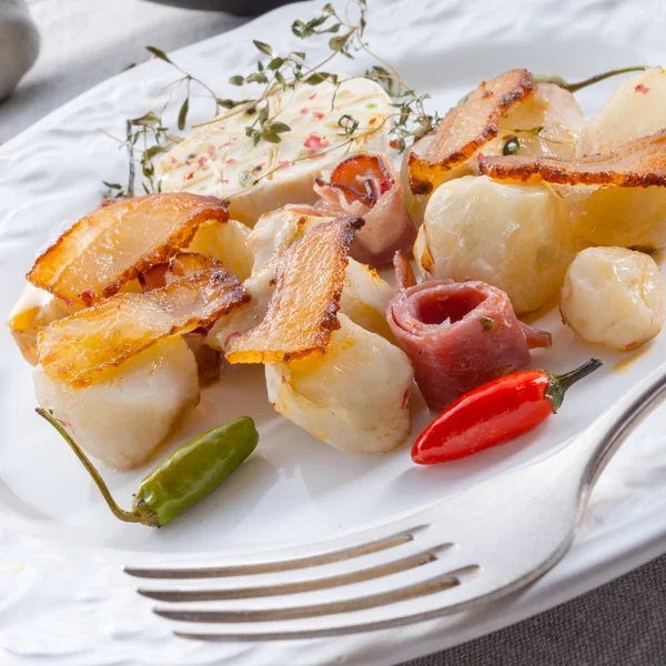 Jerusalem artichoke with ham and chili — Stock Photo, Image