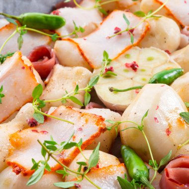 Elması jambon ve biber ile