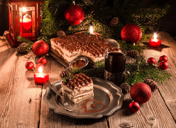 Tiramisù di Natale sul tavolo — Foto Stock