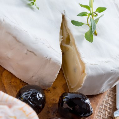 Ahşap kesme tahtası üzerinde Peynir tabağı